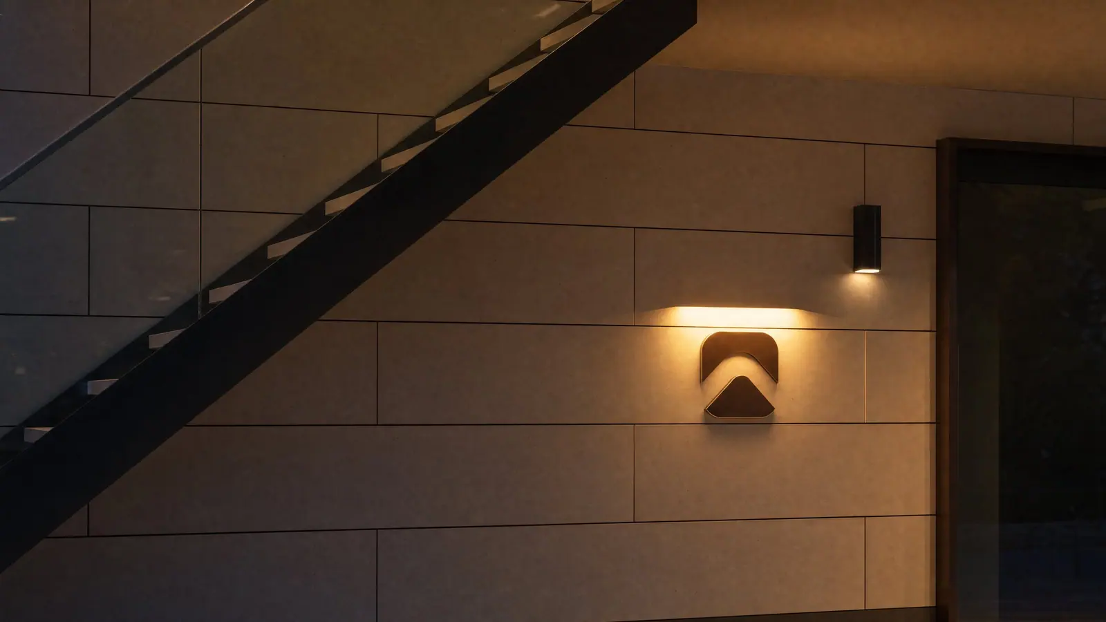 Visualisierung: Zugang mit Bildmarke, Bildmarke aus eloxiertem Aluminium in Bronze