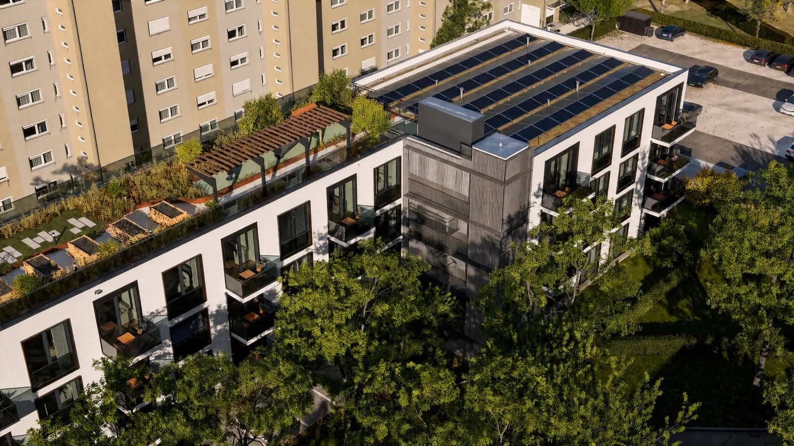 Visualisierung: Luftbild von Südost, Dachgarten, Photovoltaik und Balkone