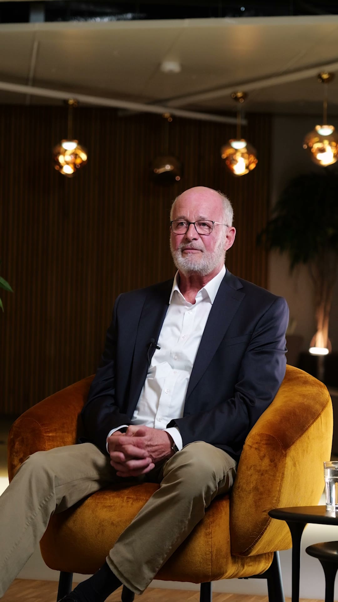 Volker Bredler im Sessel beim Interview